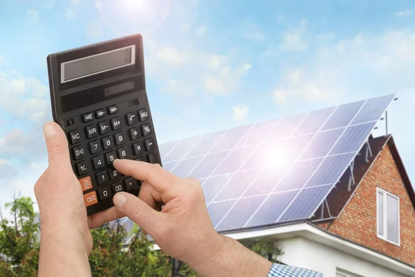 Άνθρωπος Που Χρησιμοποιεί Αριθμομηχανή Κατά Σπίτι Εγκατεστημένα Ηλιακά Πάνελ Ανανεώσιμες — Φωτογραφία Αρχείου