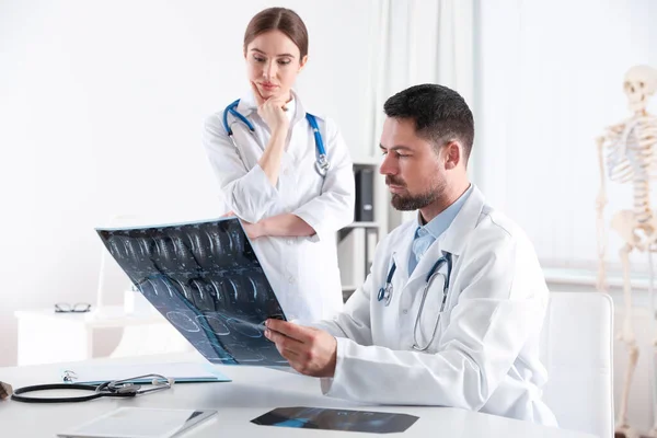 Ortopedistas Examinando Imagen Rayos Escritorio Clínica — Foto de Stock