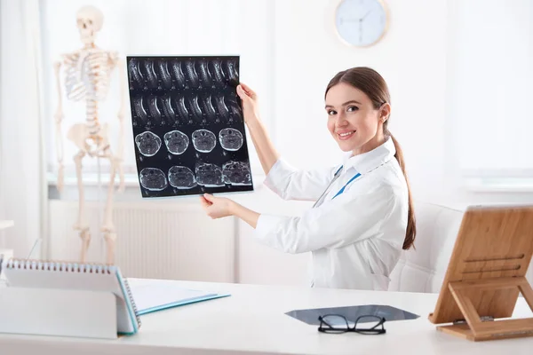 Ortopedista Examinando Imagen Rayos Escritorio Clínica — Foto de Stock