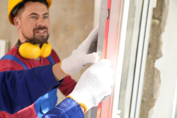 Los Trabajadores Que Utilizan Nivel Burbuja Para Instalar Ventana Interior — Foto de Stock