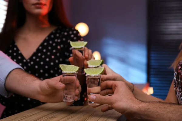 Les Jeunes Grillent Avec Des Photos Tequila Mexicaine Bar Gros — Photo