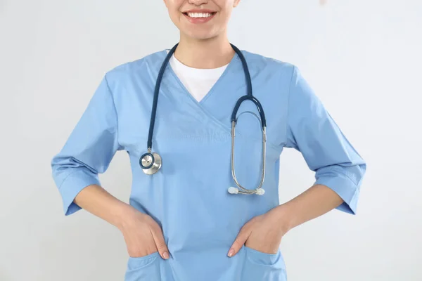 Junger Arzt Mit Stethoskop Auf Hellem Hintergrund Nahaufnahme — Stockfoto