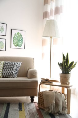 Modern oturma odasının içi şık rahat kanepelerle dolu.