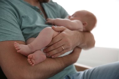 Baba ve yeni doğan oğlu, yakın çekim görüntüsü