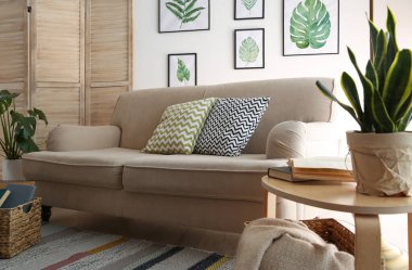 Modern oturma odasının içi şık rahat kanepelerle dolu.