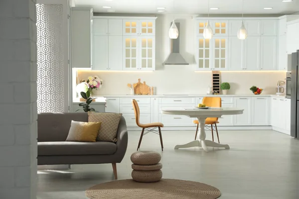 Snygg Lägenhet Interiör Med Modernt Kök Idé För Design — Stockfoto