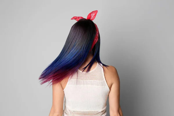 Junge Frau Mit Hell Gefärbten Haaren Auf Grauem Hintergrund Rückseite — Stockfoto