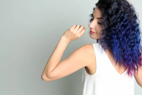 Mulher Jovem Com Cabelo Tingido Brilhante Fundo Cinza Visão Traseira — Fotografia de Stock