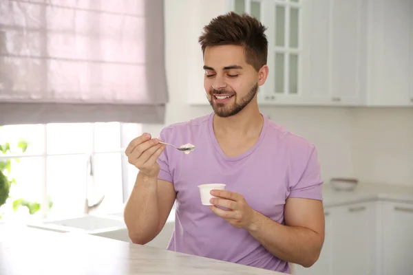 Jovem Feliz Com Iogurte Saboroso Mesa Cozinha — Fotografia de Stock