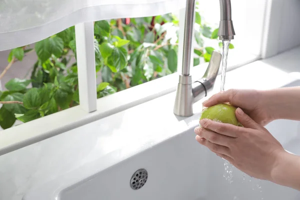 Mujer Lavando Manzana Sobre Lavabo Cocina Primer Plano Espacio Para —  Fotos de Stock