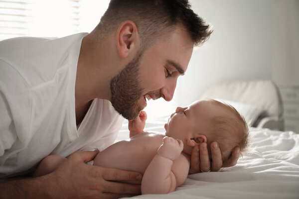 Отец с новорожденным сыном дома