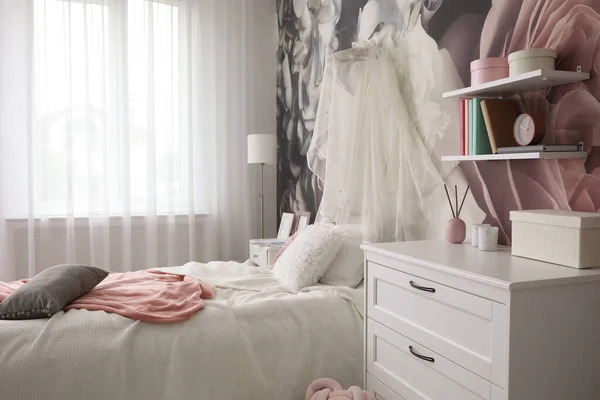 Tiener Meisje Kamer Interieur Met Comfortabel Bed Commode Bloemen Behang — Stockfoto