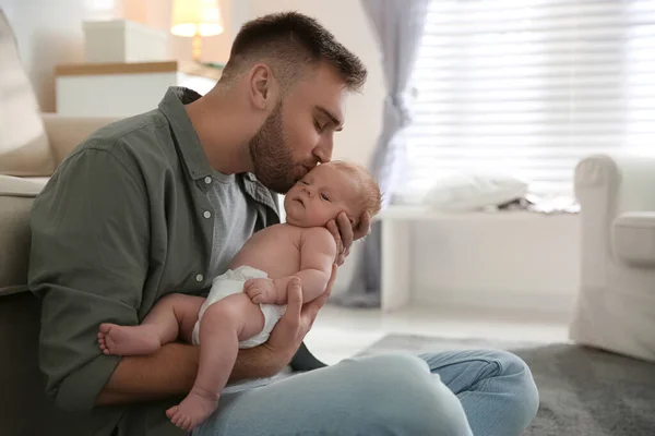 Baba Yeni Doğan Oğlu Evde — Stok fotoğraf