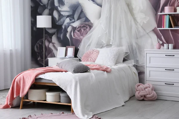 快適なベッドと花の壁紙と十代の女の子の部屋のインテリア スタイリッシュなデザインのアイデア — ストック写真