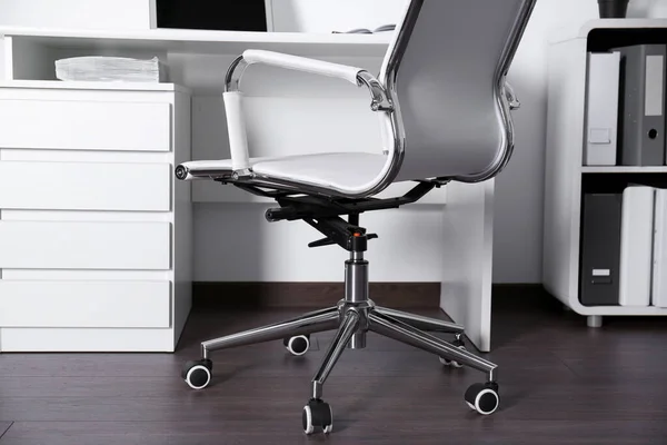 Cómoda Silla Ruedas Cerca Mesa Oficina Moderna — Foto de Stock