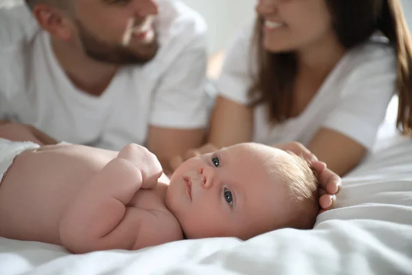 Nyfödd Bebis Ligger Nära Förälder Sängen Närbild — Stockfoto