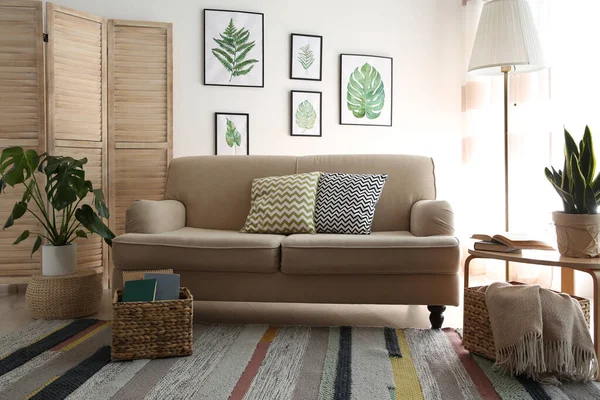 Moderní Interiér Obývacího Pokoje Stylovou Pohodlnou Pohovkou — Stock fotografie