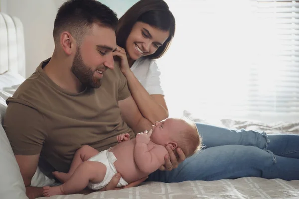 Pareja Feliz Con Bebé Recién Nacido Casa — Foto de Stock