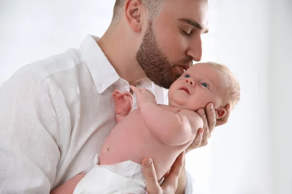 Pai Com Seu Filho Recém Nascido Fundo Claro Close — Fotografia de Stock