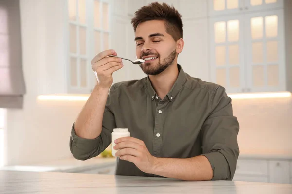 Jovem Feliz Comendo Iogurte Saboroso Mesa Cozinha — Fotografia de Stock