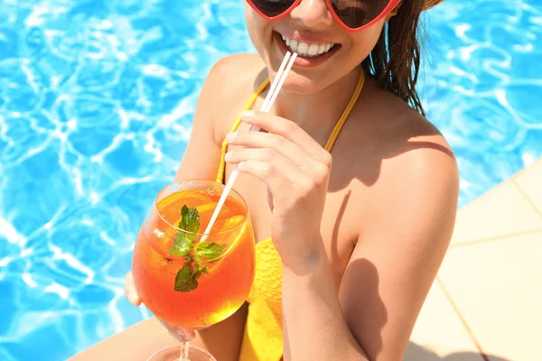 Kvinna Med Glas Uppfriskande Dryck Nära Poolen Närbild — Stockfoto