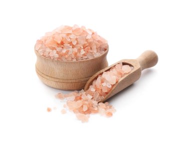 Beyaz arka planda pembe himalaya tuzu ile kase ve kepçe