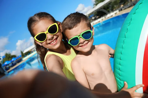 Niños Felices Tomando Selfie Cerca Piscina Vacaciones Verano — Foto de Stock