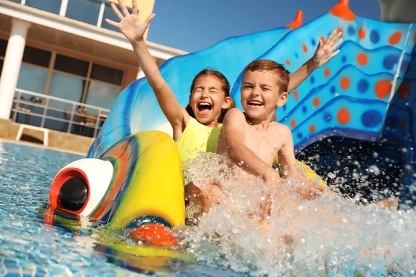 Crianças Felizes Slide Parque Aquático Férias — Fotografia de Stock