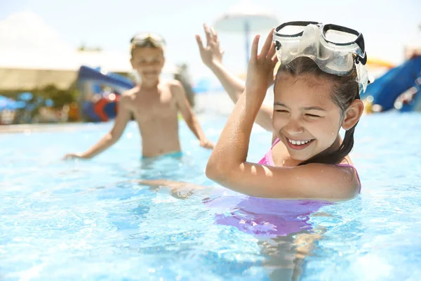 Kleine Kinderen Hebben Plezier Het Zwembad Zomervakantie — Stockfoto