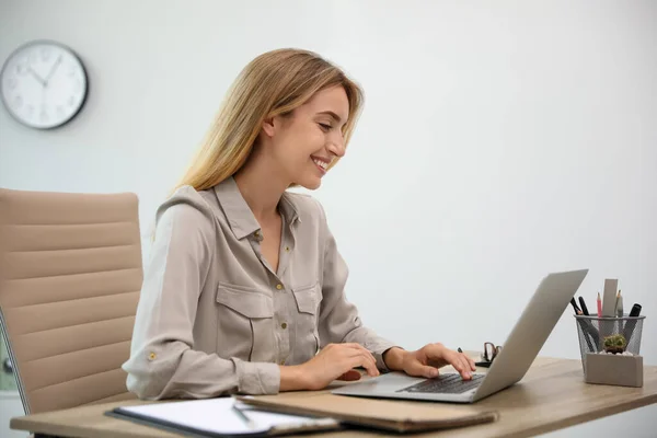 Mulher Muito Jovem Trabalhando Com Laptop Escritório — Fotografia de Stock