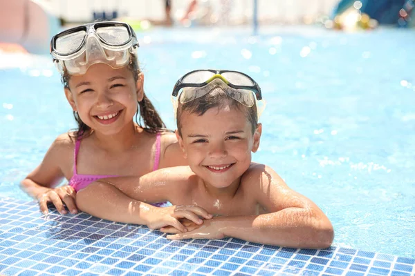 Yüzme Havuzunda Dalış Maskesi Takan Küçük Çocuklar Yaz Tatili Stok Resim