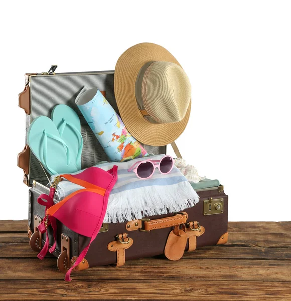 Offener Vintage Koffer Mit Verschiedenen Strandobjekten Verpackt Für Den Sommerurlaub — Stockfoto