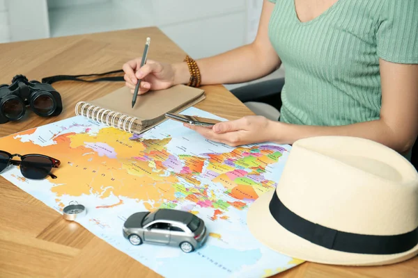 Mujer Con Mapa Del Mundo Viaje Planificación Teléfonos Inteligentes Mesa — Foto de Stock