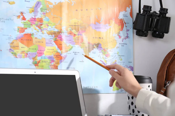 Mujer Con Mapa Del Mundo Planeando Viaje Casa Primer Plano — Foto de Stock