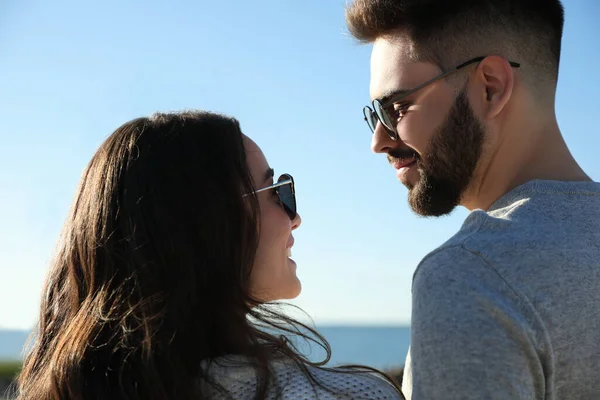 Feliz Casal Jovem Praia Viagem Lua Mel — Fotografia de Stock