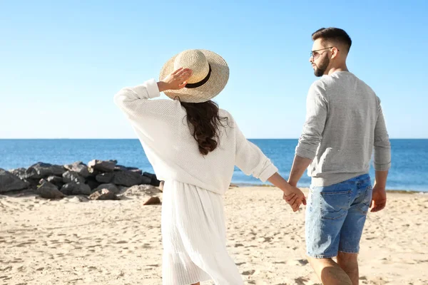 幸せな若いカップルのビーチで海の近くを歩く 新婚旅行 — ストック写真