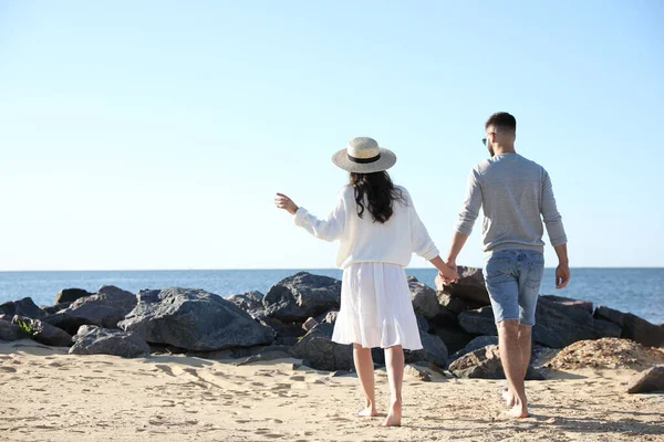 Glada Unga Par Promenader Stranden Nära Havet Bröllopsresa — Stockfoto