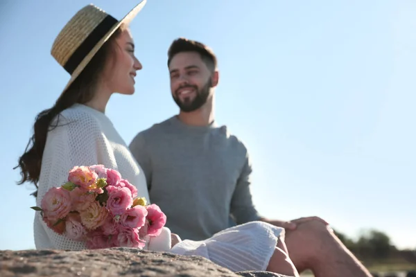 Glückliches Junges Paar Mit Blumen Freien Konzentriere Dich Auf Blumen — Stockfoto