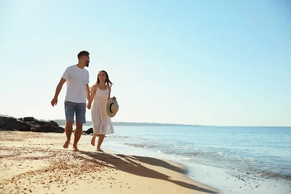 Glada Unga Par Som Springer Stranden Nära Havet Bröllopsresa — Stockfoto