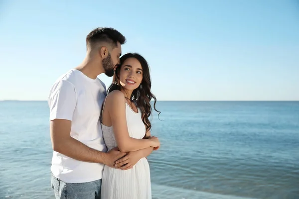 Gelukkig Jong Stel Het Strand Huwelijksreis — Stockfoto