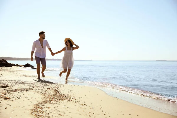 Glada Unga Par Som Springer Stranden Nära Havet Bröllopsresa — Stockfoto