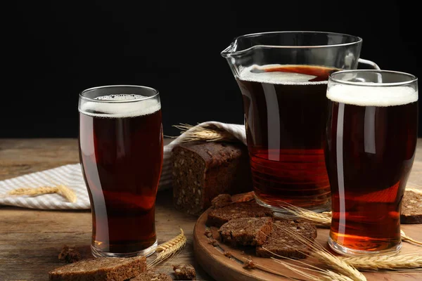 Delizioso Kvass Pane Spuntoni Tavolo Legno Sfondo Nero — Foto Stock