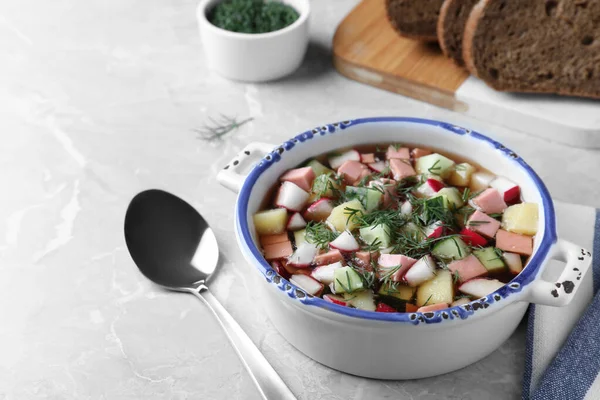 Heerlijke Koude Okroshka Met Kvass Geserveerd Grijze Tafel Traditionele Russische — Stockfoto