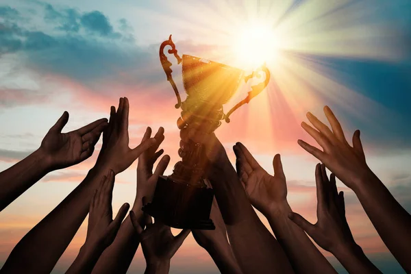 Equipe Vencedora Com Taça Troféu Ouro Contra Sol Brilhante Céu — Fotografia de Stock