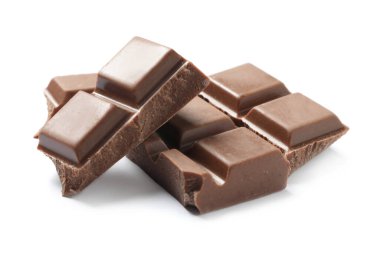 Beyaz üzerine izole edilmiş lezzetli sütlü çikolata parçaları.