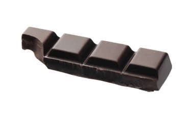 Lezzetli bir parça siyah çikolata beyaza izole edilmiş.