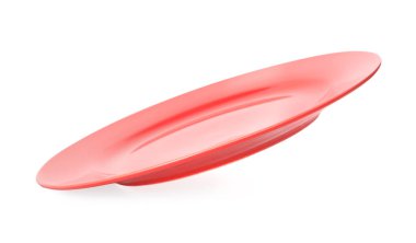 Temiz boş kırmızı tabak beyaz üzerine izole