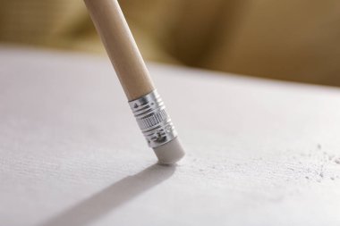 Kağıt üzerindeki resim silgi ile düzeltiliyor, görüntüyü kapat