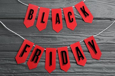 Koyu ahşap arka planda kırmızı etiketlerle yapılmış KARA CUMHURİYETİ