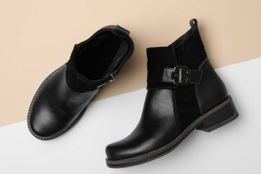 Renkli siyah kadın çizmeleri, düz yatış